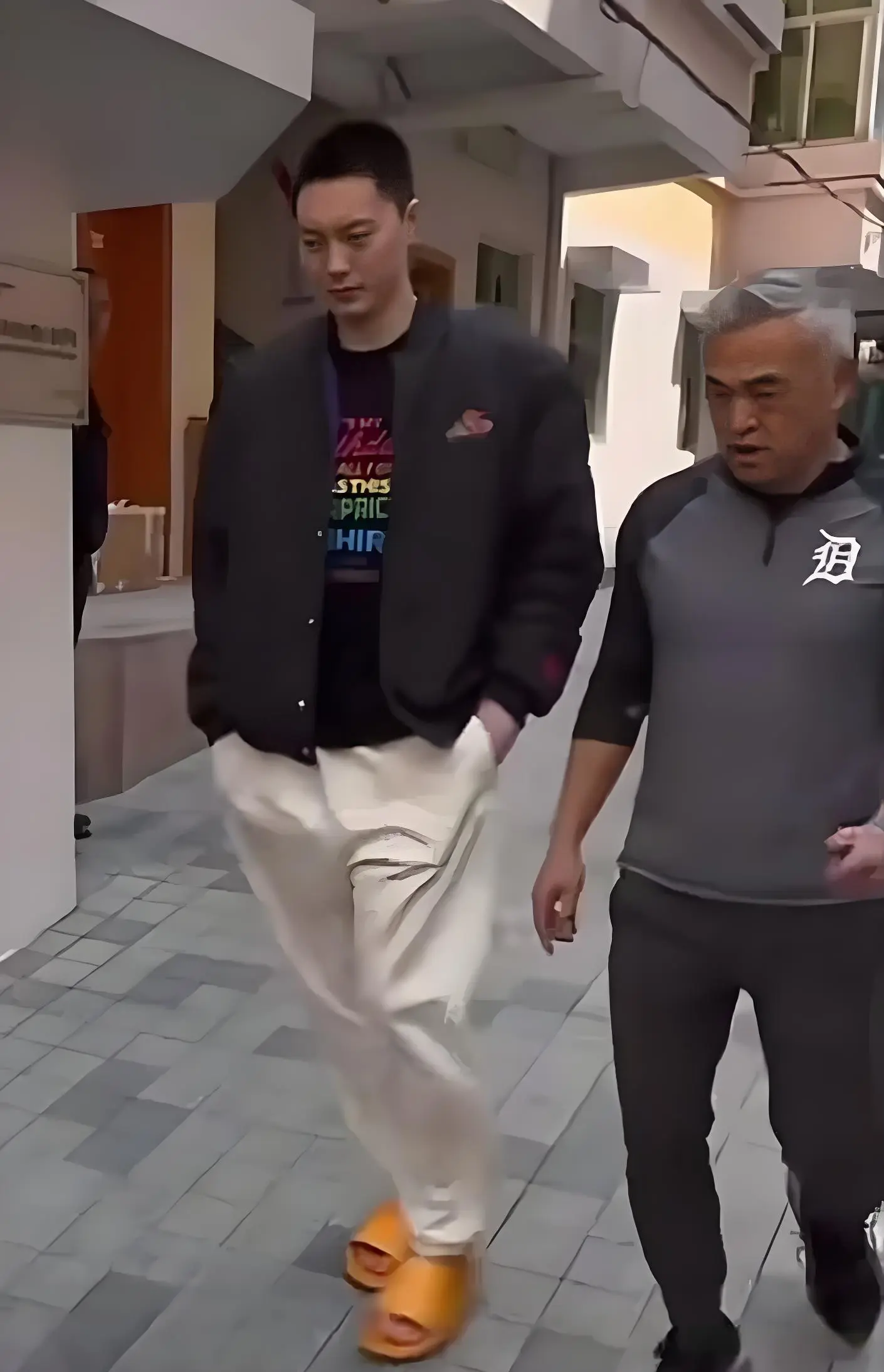 两位伤员进 两位伤员进