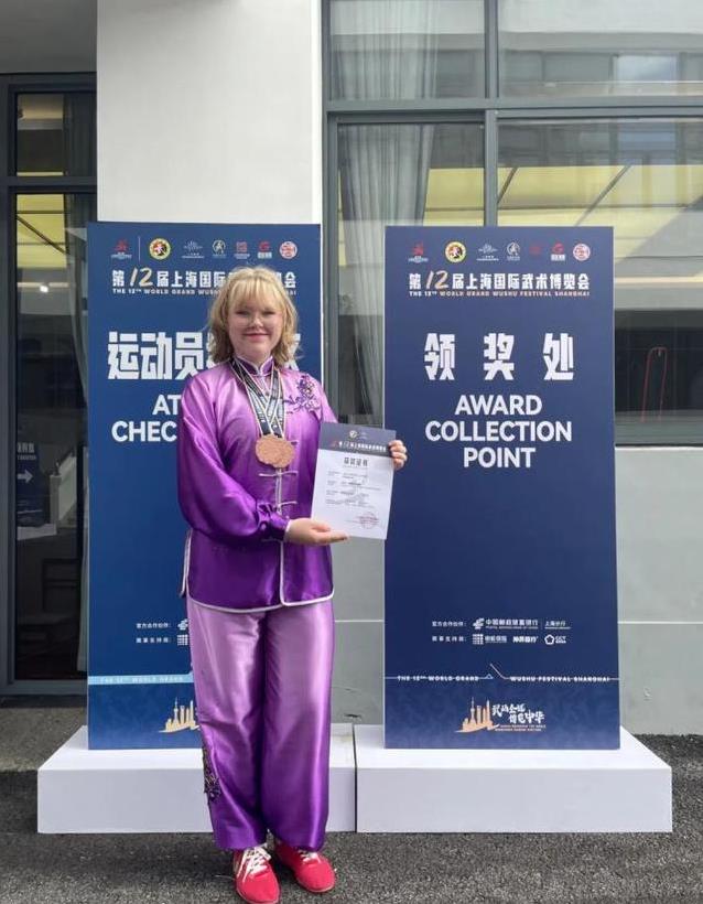 轻松, 动作行云流 轻松, 动作行云流