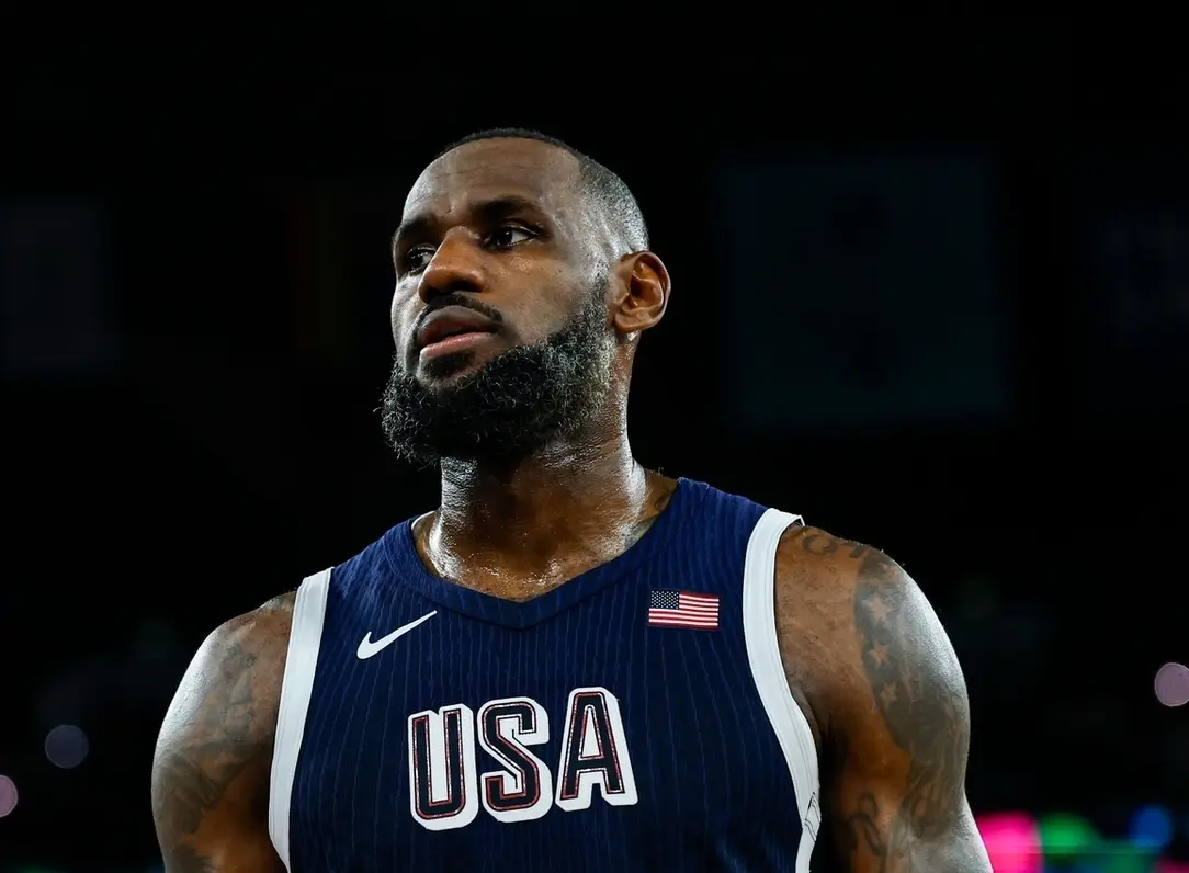 詹姆斯带头, 队友, 打球 詹姆斯带头, 队友, 打球